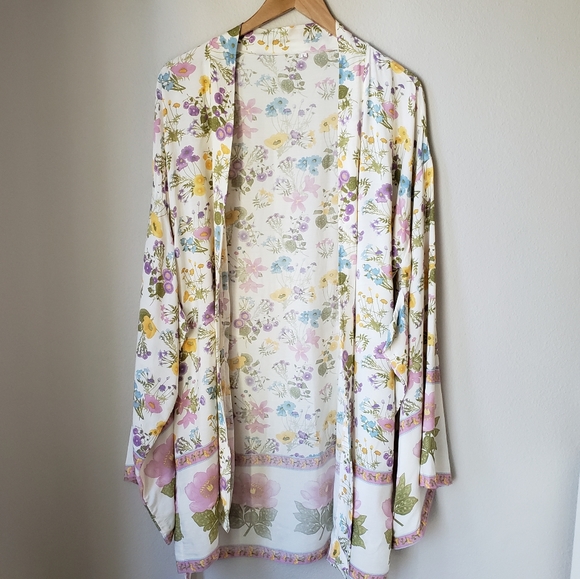 White Floral Short Cotton Kimono with Sash - Picture 3 of 14